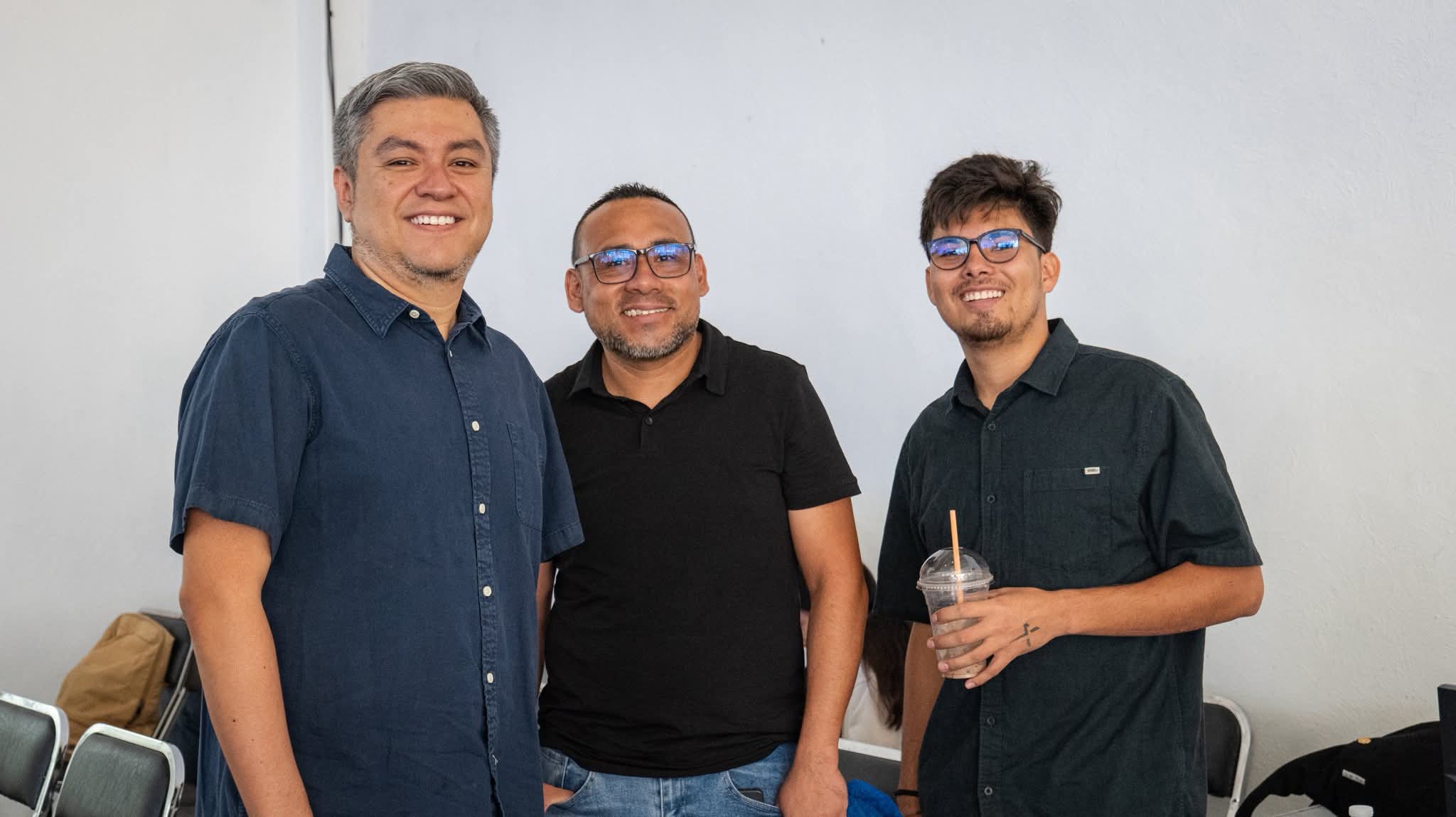 Dos jóvenes tomando café y conversando